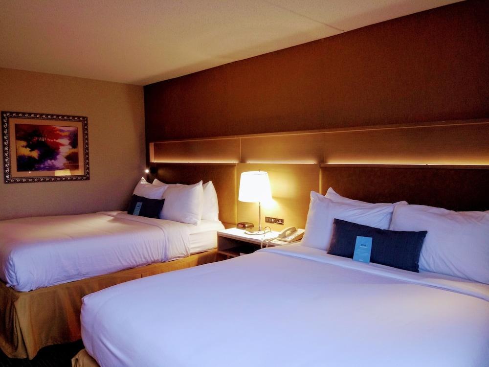 Wyndham Garden Conference Center Champaign - Urbana Hotel Екстериор снимка