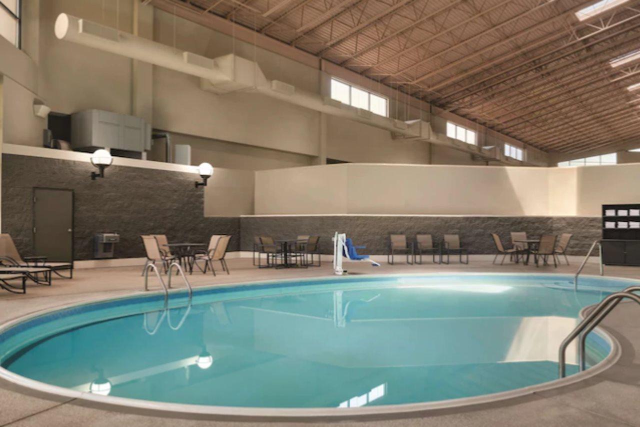 Wyndham Garden Conference Center Champaign - Urbana Hotel Екстериор снимка