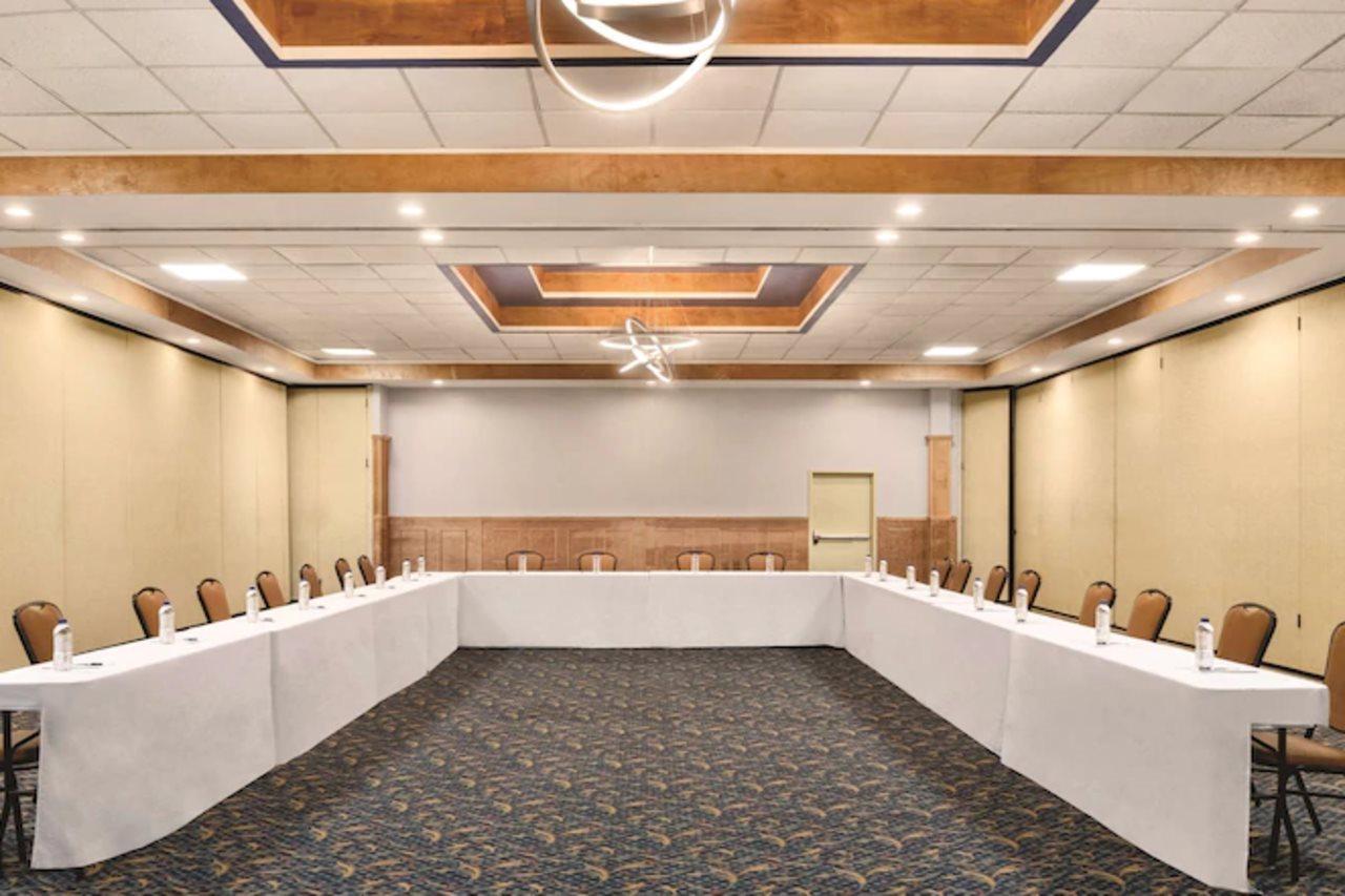 Wyndham Garden Conference Center Champaign - Urbana Hotel Екстериор снимка