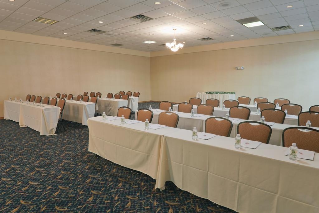 Wyndham Garden Conference Center Champaign - Urbana Hotel Екстериор снимка