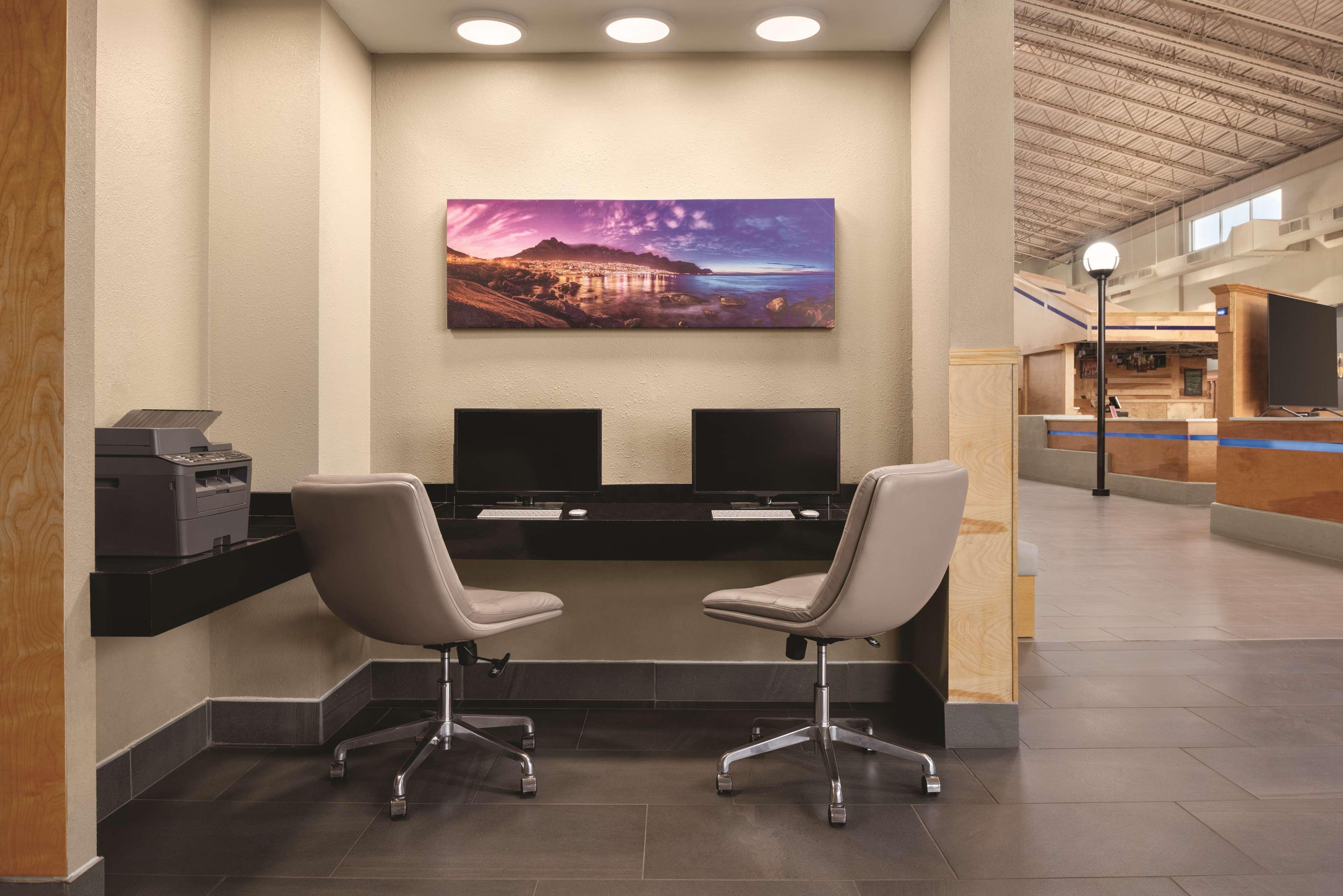 Wyndham Garden Conference Center Champaign - Urbana Hotel Екстериор снимка