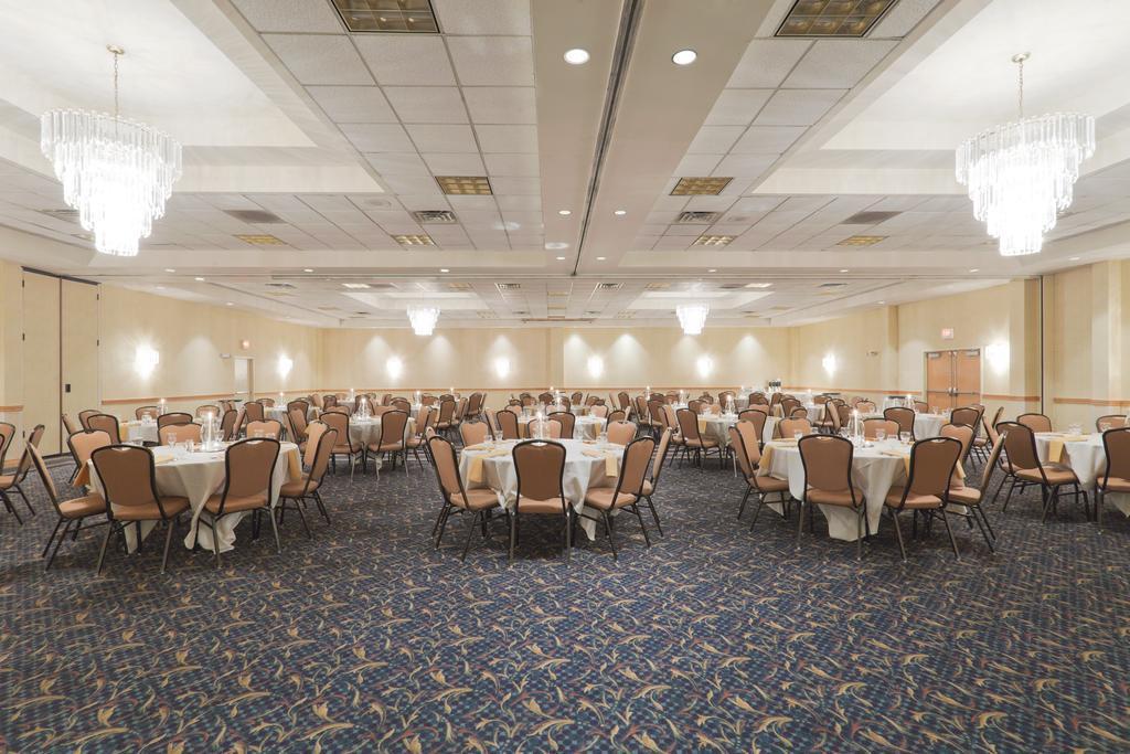 Wyndham Garden Conference Center Champaign - Urbana Hotel Екстериор снимка