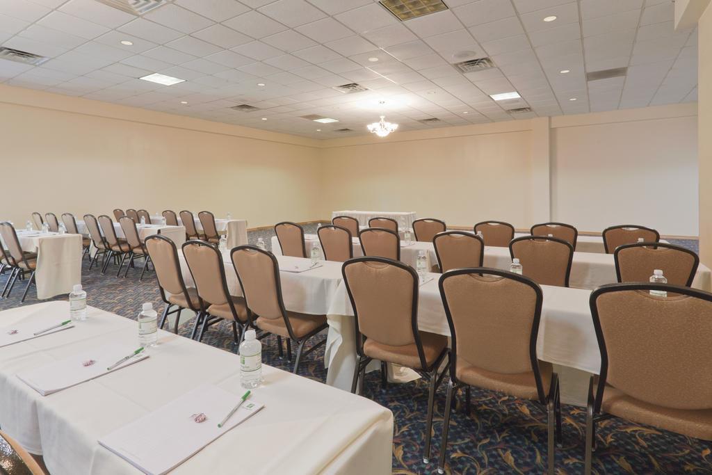 Wyndham Garden Conference Center Champaign - Urbana Hotel Екстериор снимка