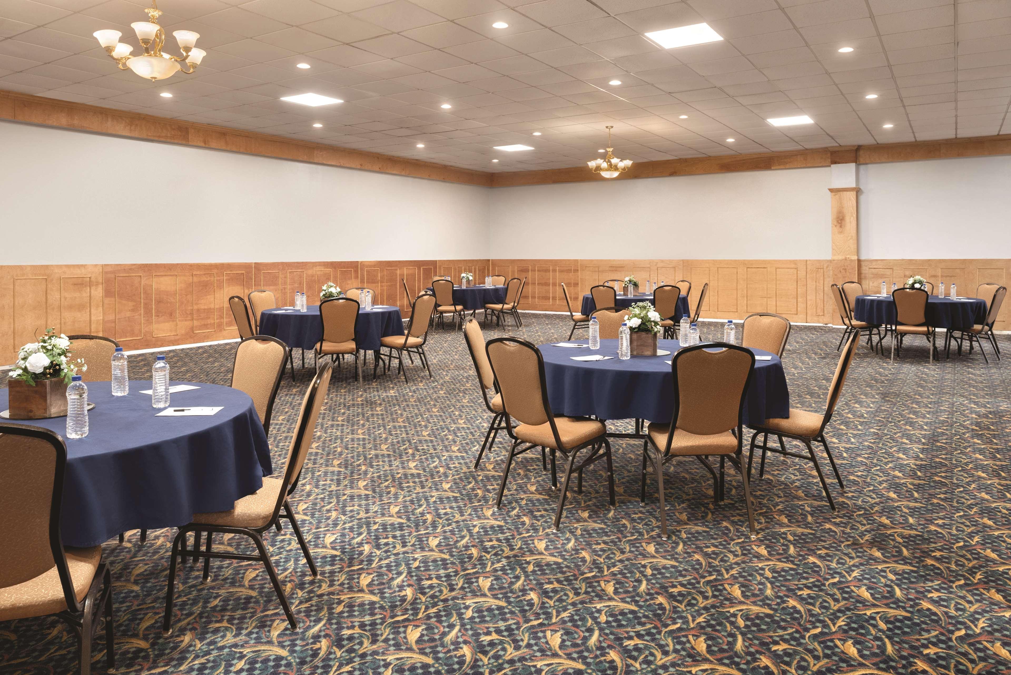 Wyndham Garden Conference Center Champaign - Urbana Hotel Екстериор снимка