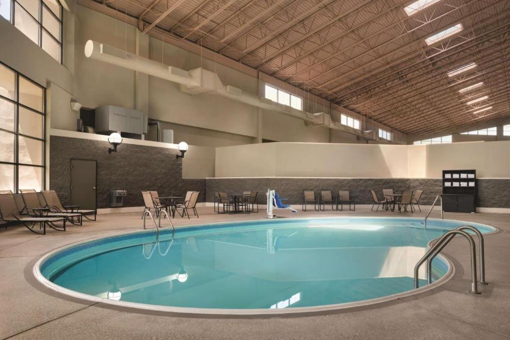 Wyndham Garden Conference Center Champaign - Urbana Hotel Екстериор снимка