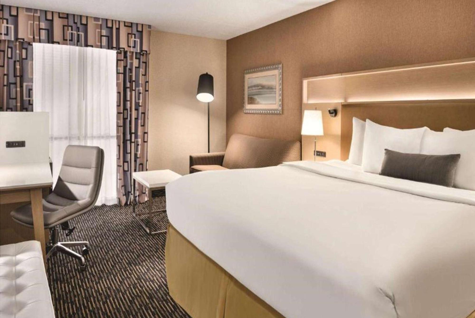 Wyndham Garden Conference Center Champaign - Urbana Hotel Екстериор снимка