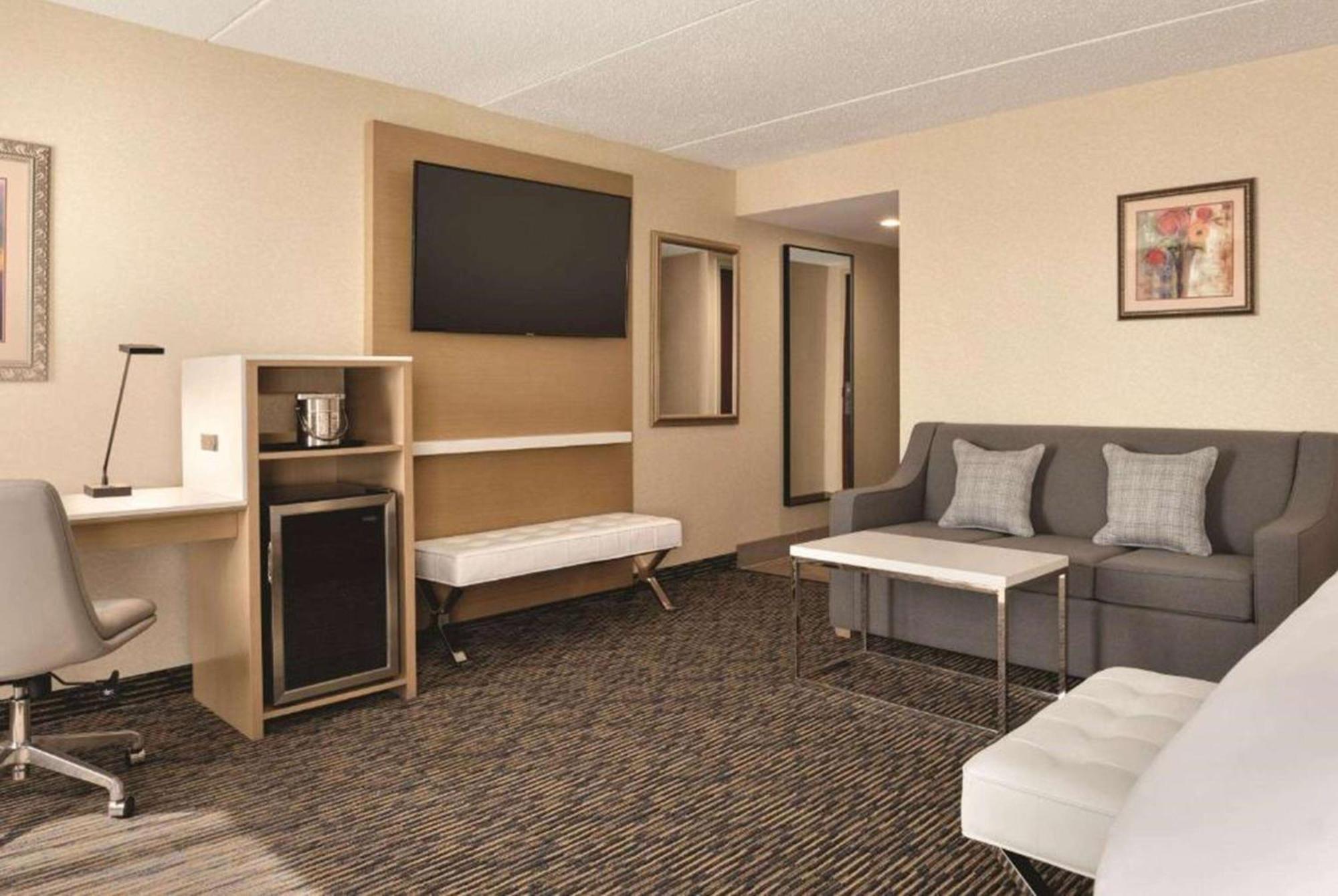 Wyndham Garden Conference Center Champaign - Urbana Hotel Екстериор снимка