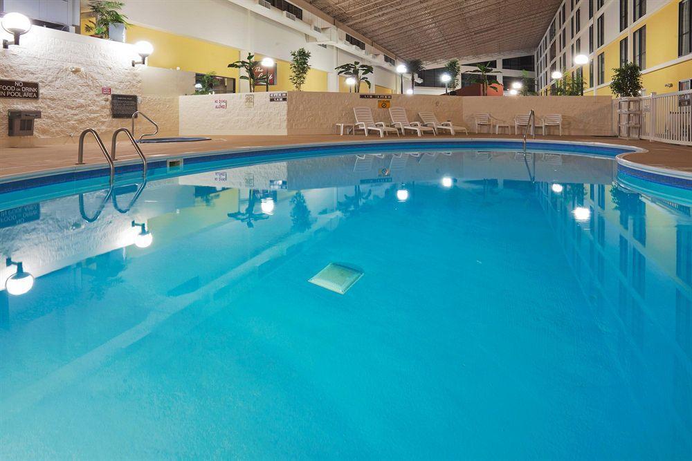 Wyndham Garden Conference Center Champaign - Urbana Hotel Екстериор снимка
