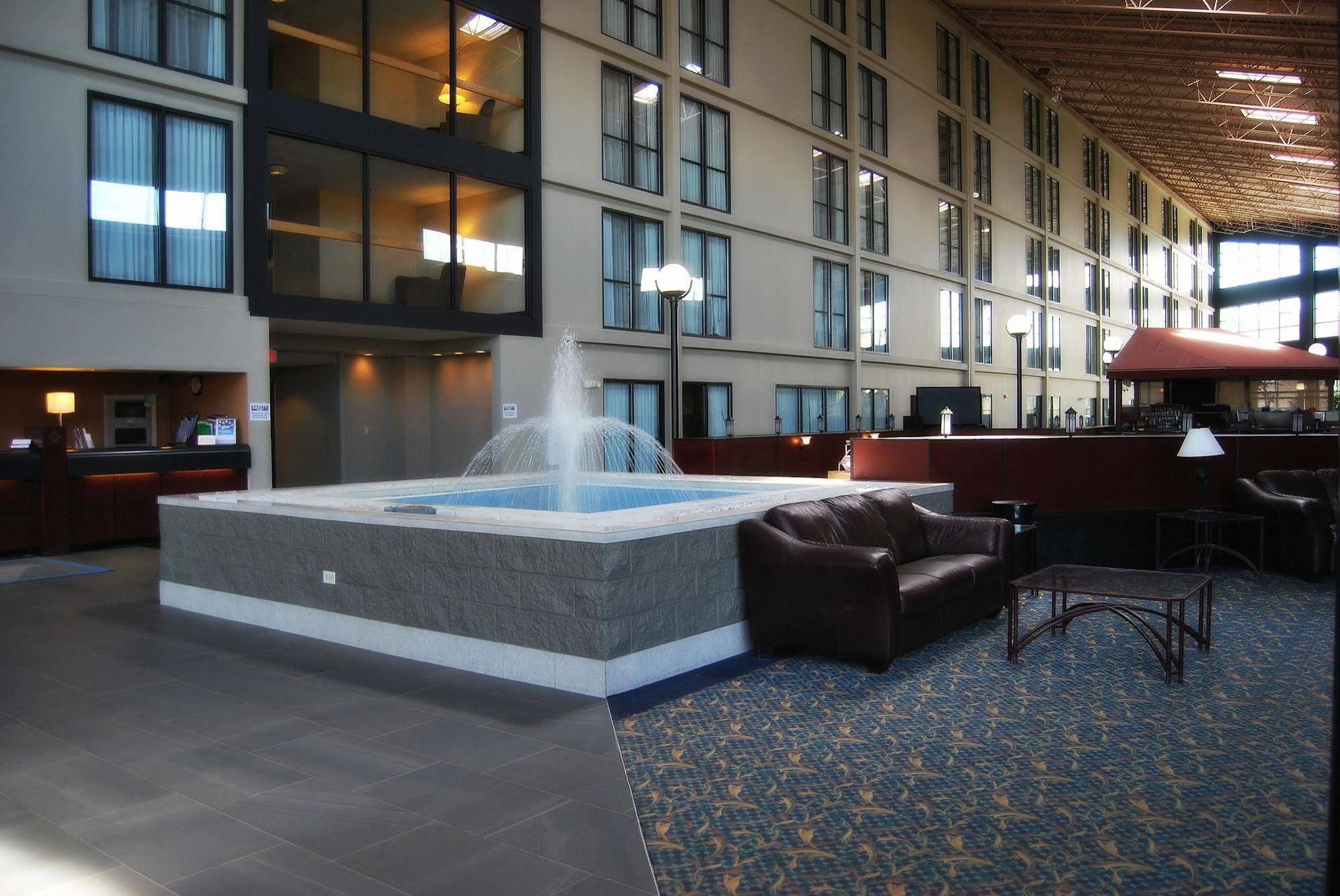 Wyndham Garden Conference Center Champaign - Urbana Hotel Екстериор снимка
